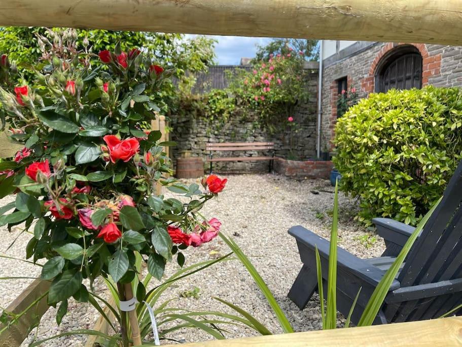 Stylish 2-Bed Cottage With Secure Parking Winforton Exterior foto